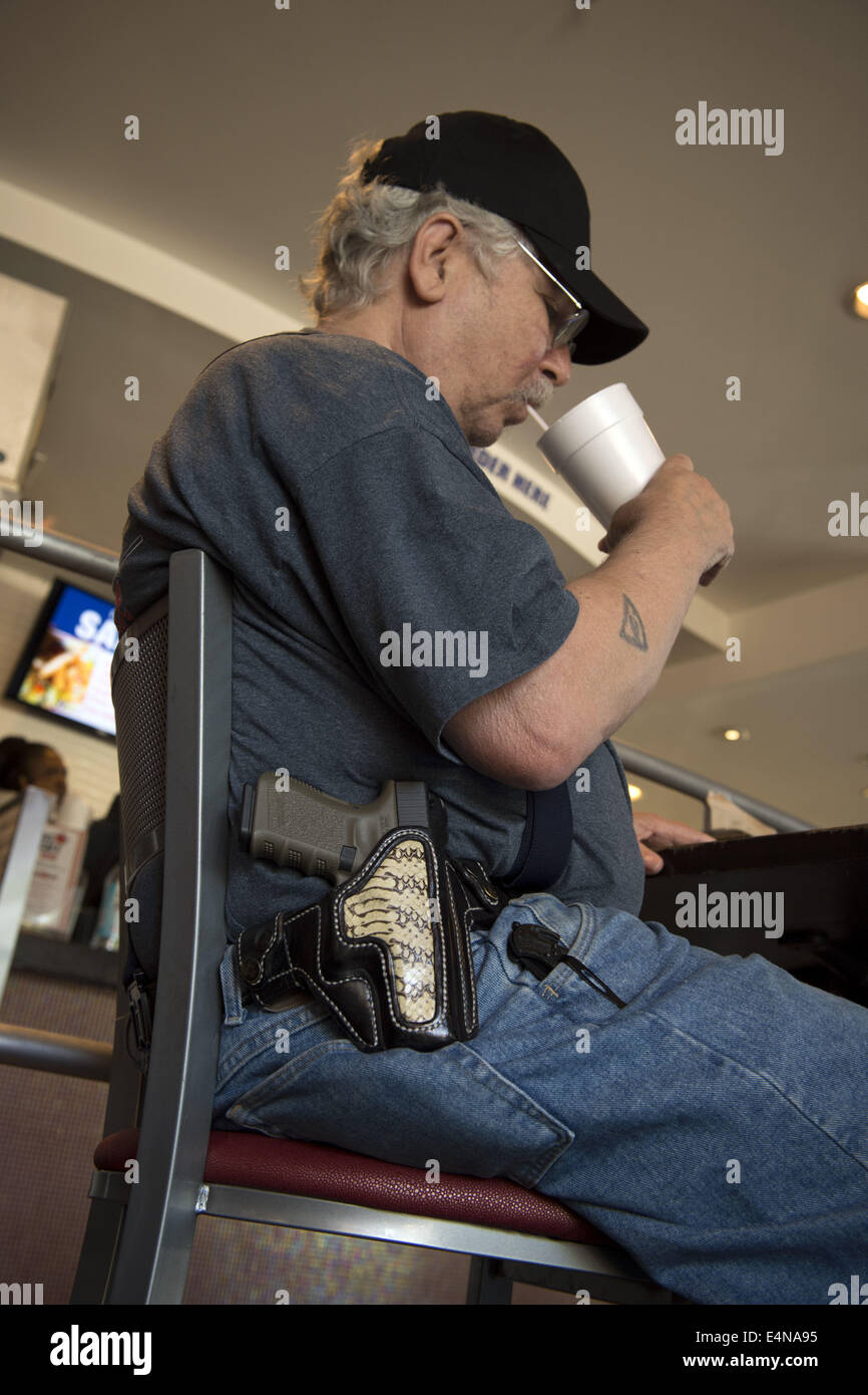 3 luglio 2014 - Atlanta - Mark Gilbert, un veterano di guerra di Vietnam, apertamente porta la sua pistola mentre si mangia a US Cafe in Atlanta. (Credito Immagine: © Robin Rayne Nelson/ZUMA filo) Foto Stock