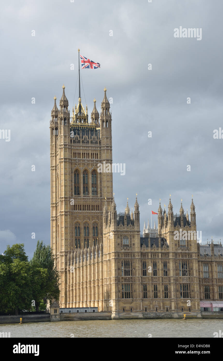 Il Parlamento europeo con la bandiera Foto Stock