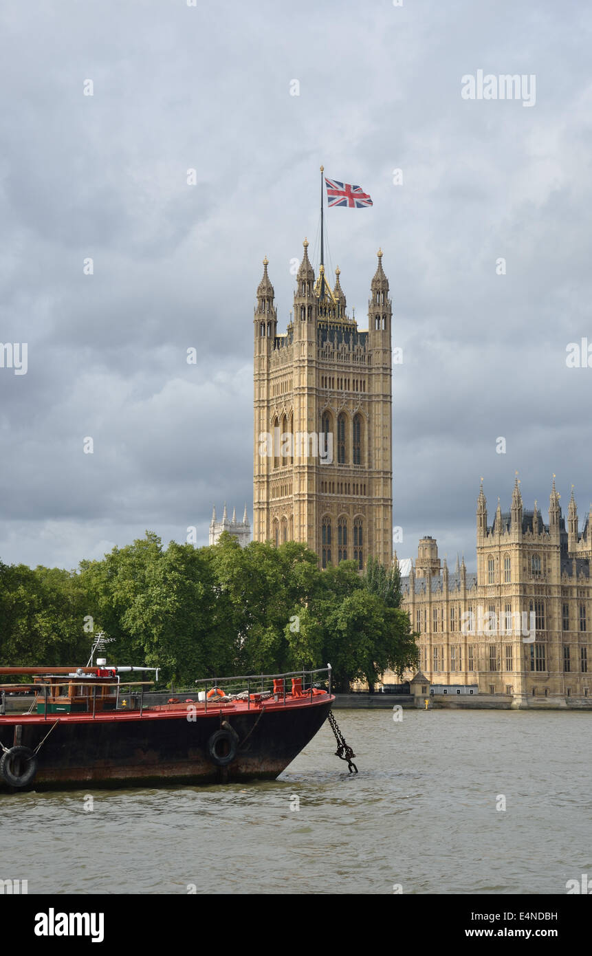 Il Parlamento europeo con la barca nel Tamigi Foto Stock