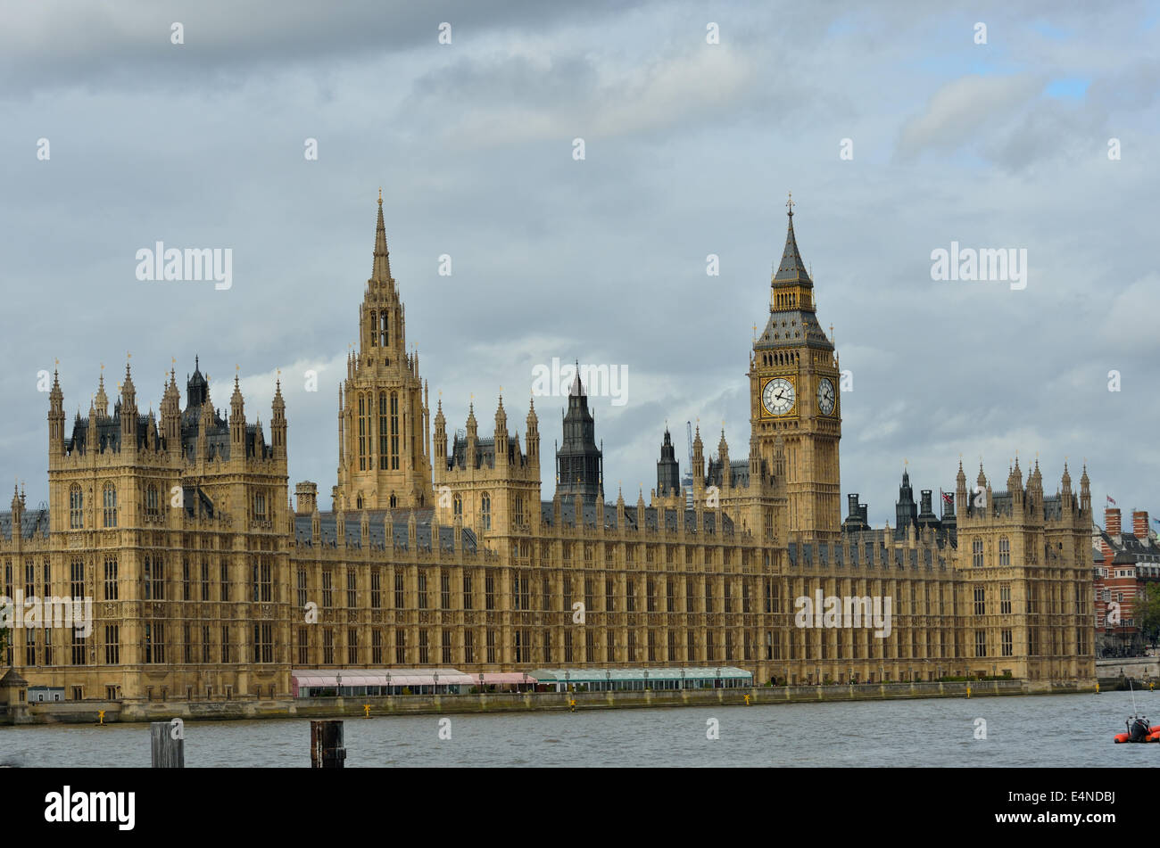 Il Parlamento oltre il Tamigi Foto Stock