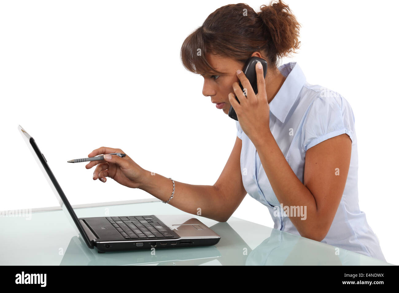 Donna che chiama technical help-desk Foto Stock