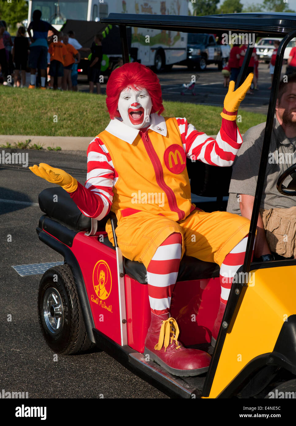 Ronald MacDonald in un golf cart (American fast food mascotte). Foto Stock
