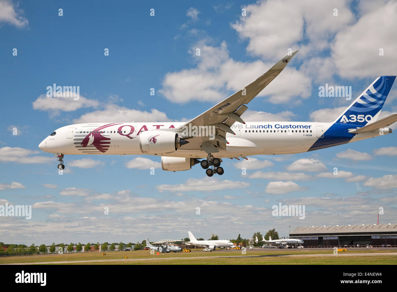 Farnborough, Hampshire, Regno Unito. Il 14 luglio 2014. Airbus A350 visualizzazione al Farnborough International Airshow di credito: Keith Larby/Alamy Live News Foto Stock