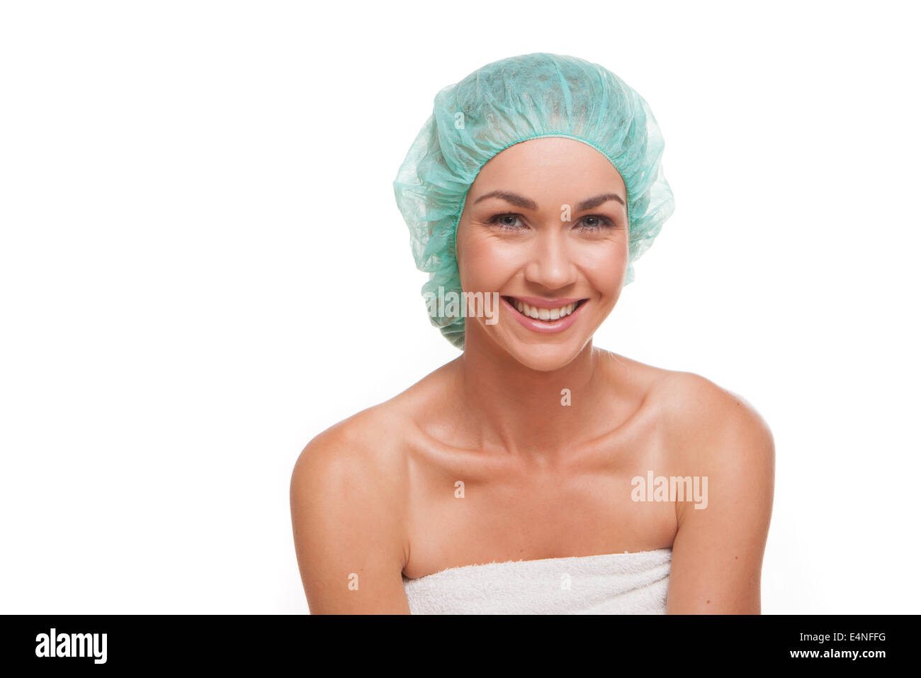 Donna sorridente in cuffia per doccia Foto stock - Alamy