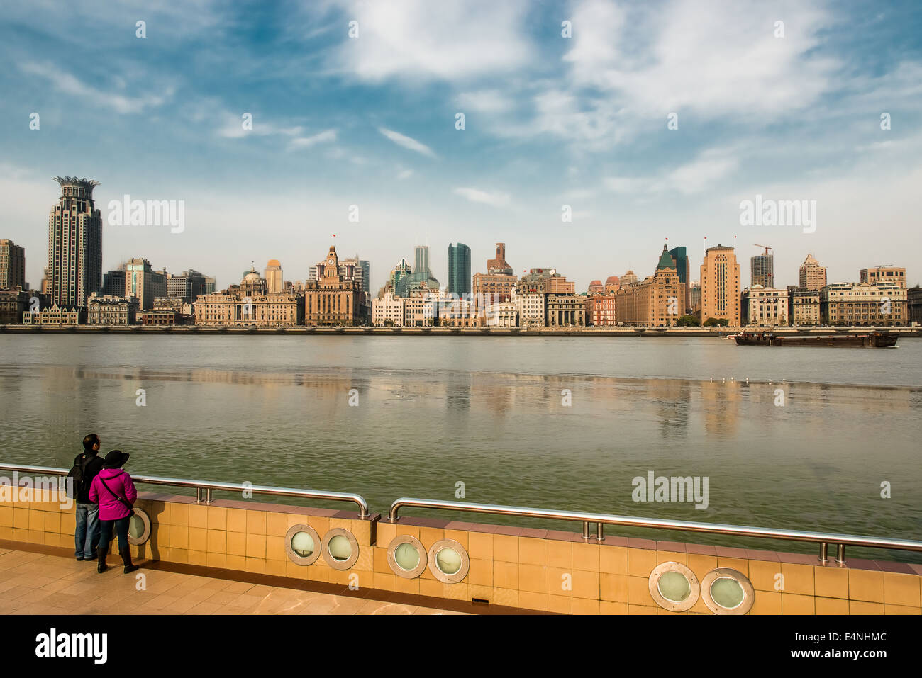 Shanghai, Cina - 7 Aprile 2013: persone che guardano il Bund waterfront Hangpu River presso la città di Shanghai in Cina il 7 aprile 2013 Foto Stock