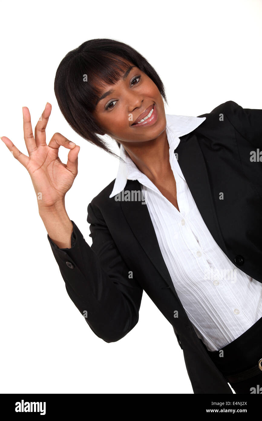 Imprenditrice afro-americana facendo un segno OK Foto Stock