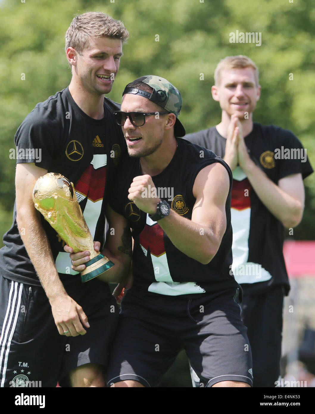 Berlino, Germania. Il 15 luglio 2014. Germania Thomas Mueller, Lukas Podolski e per allietare Mertesacker e celebrare durante il ricevimento di benvenuto per la Germania la nazionale di calcio di fronte alla Porta di Brandeburgo, Berlino, Germania, 15 luglio 2014. Il team tedesco ha vinto il Brasile 2014 FIFA Soccer finale di Coppa del Mondo contro l'Argentina da 1-0 il 13 luglio 2014, vincendo il titolo di coppa del mondo per la quarta volta dopo il 1954, 1974 e 1990. Foto Stock