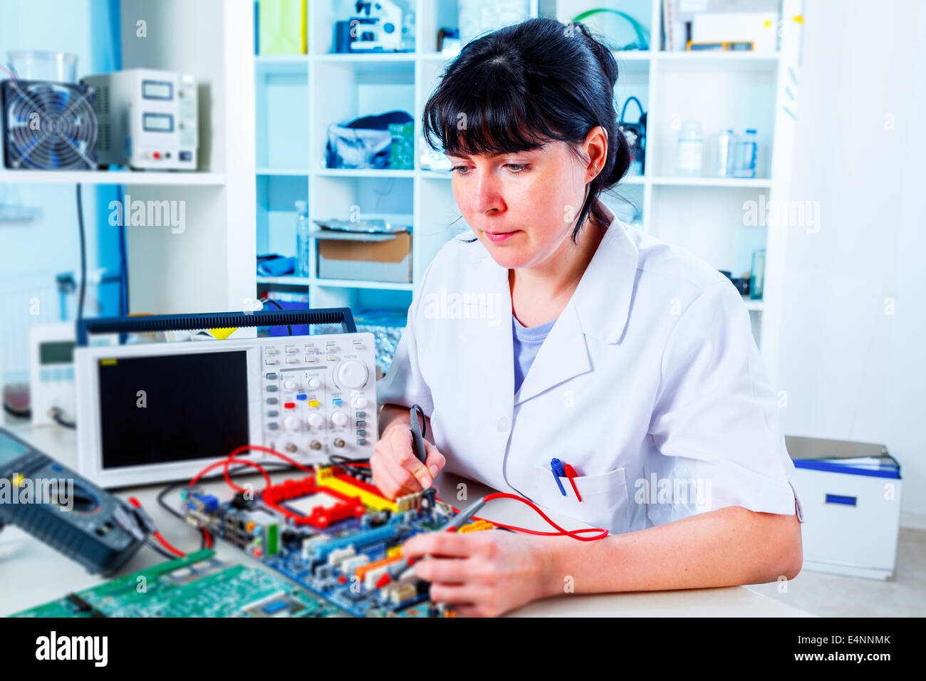 La donna le riparazioni del computer di bordo Foto Stock