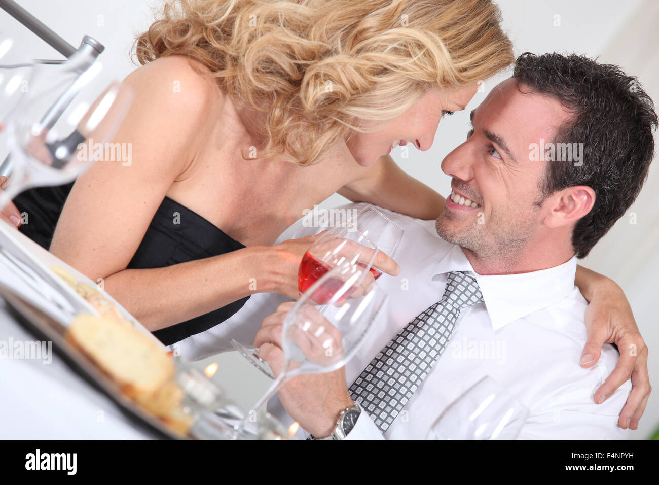 Coppie alla tabella Foto Stock