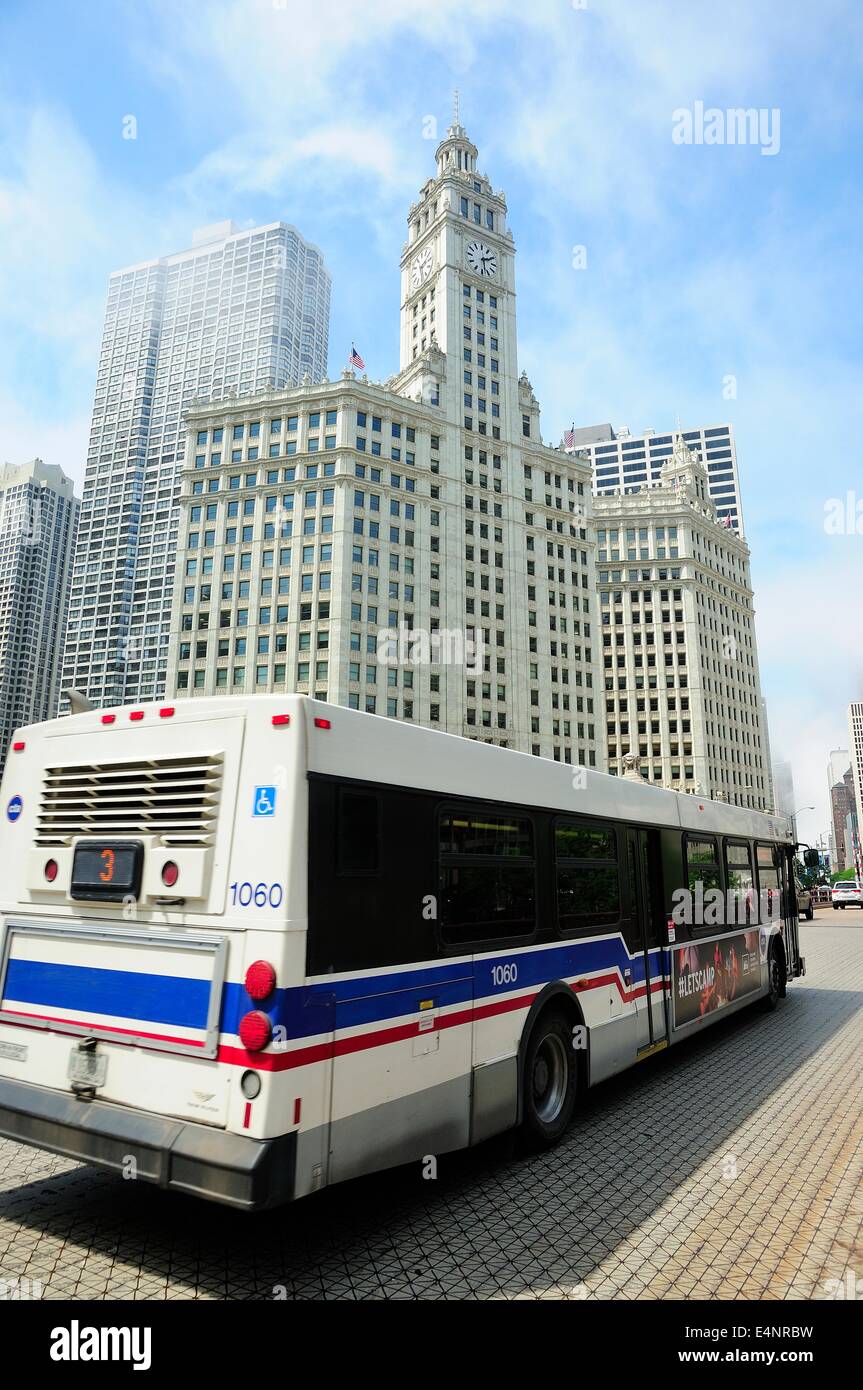 Il bus che attraversano la du Sable ponte sul fiume di Chicago. Noto anche come il Michigan Avenue Bridge. Il Wrigley Building nella parte posteriore. Foto Stock