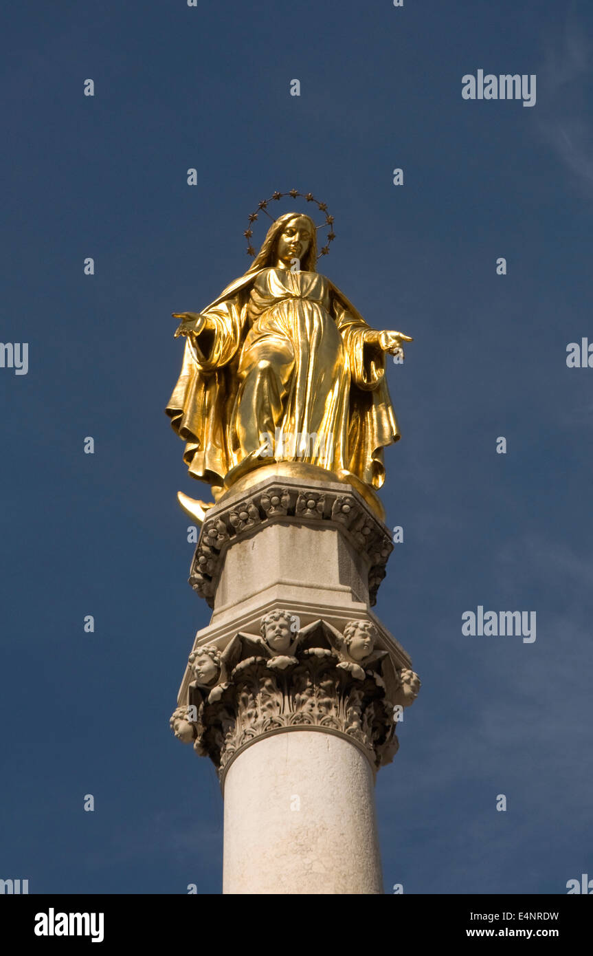 L'Europa, Croazia, Zagabria, Cattedrale cattolica dell Assunzione della Vergine Maria (1899), dorato della statua della Vergine Foto Stock