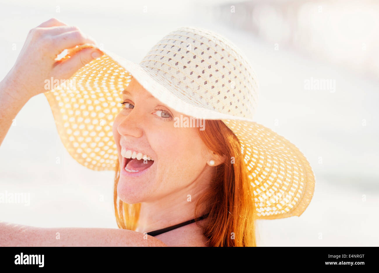 Ritratto di donna che indossa cappello per il sole Foto Stock