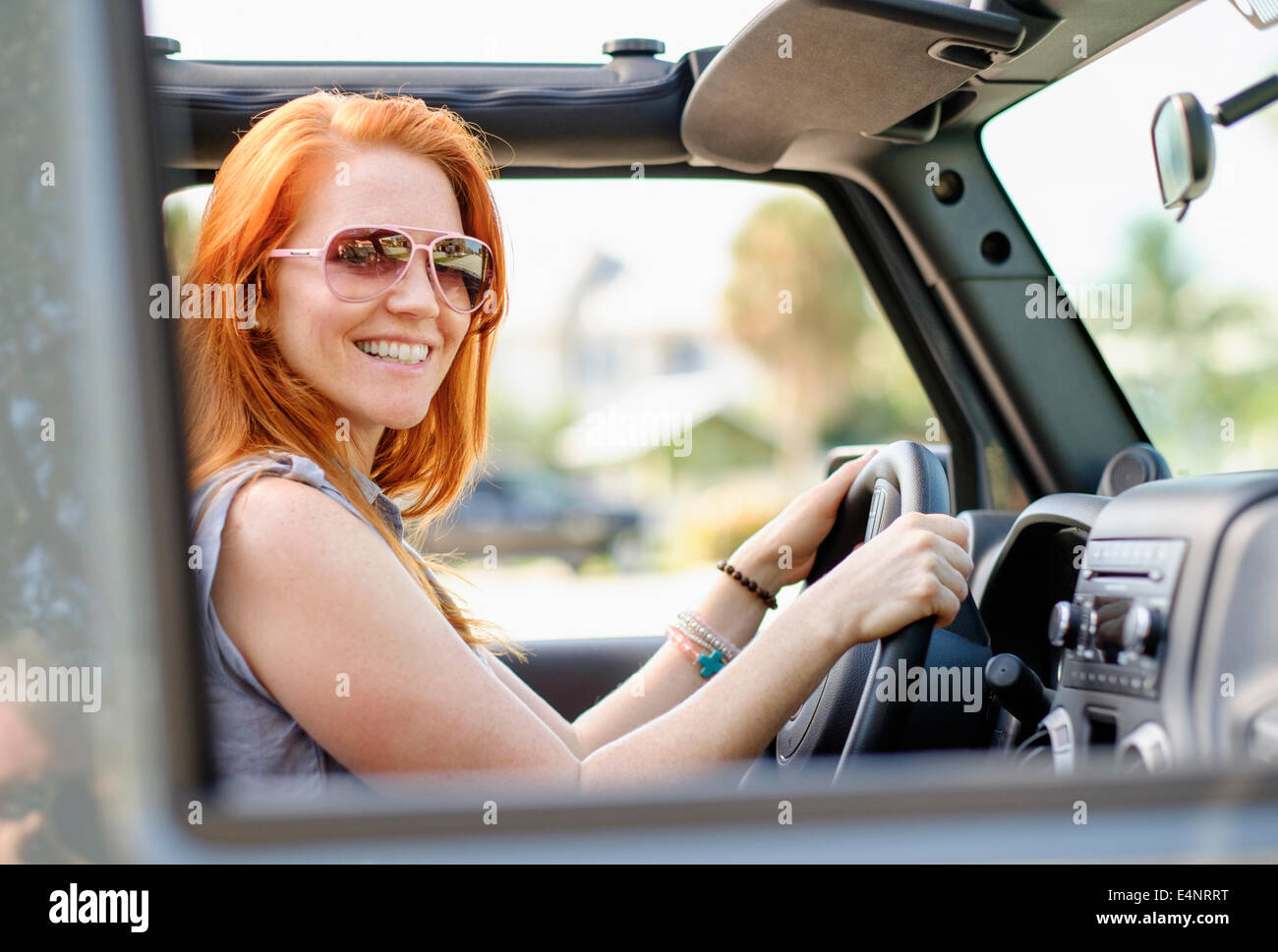 Ritratto di donna seduta in auto Foto Stock
