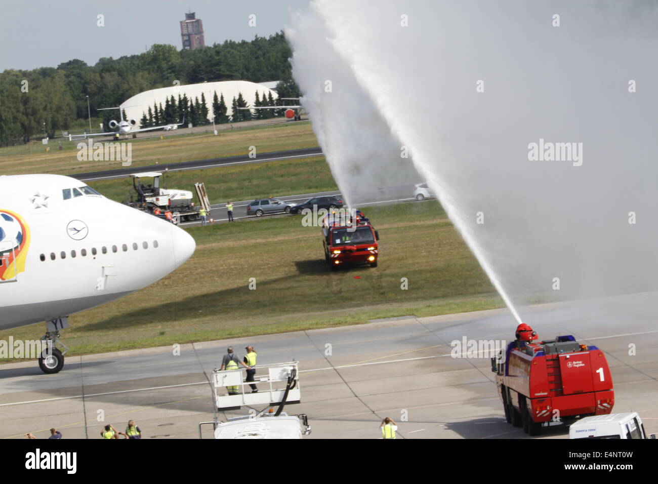 Berlino, Germania. Il 15 luglio 2014. Il team nazionale tedesco terre a Berlino-Tegel. La macchina speciale Lufthansa Boeing 747-8 con numero di volo LH 2014, proviene direttamente da Rio de Janeiro. Credito: Simone Kuhlmey/Pacific Press/Alamy Live News Foto Stock