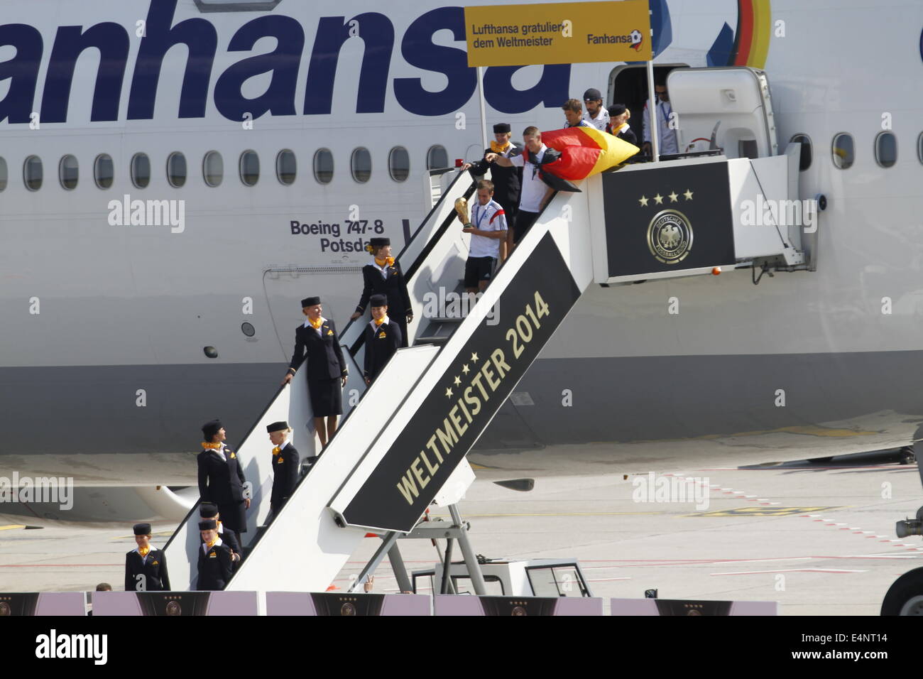 Berlino, Germania. Il 15 luglio 2014. Il team nazionale tedesco terre a Berlino-Tegel. La macchina speciale Lufthansa Boeing 747-8 con numero di volo LH 2014, proviene direttamente da Rio de Janeiro. Credito: Simone Kuhlmey/Pacific Press/Alamy Live News Foto Stock