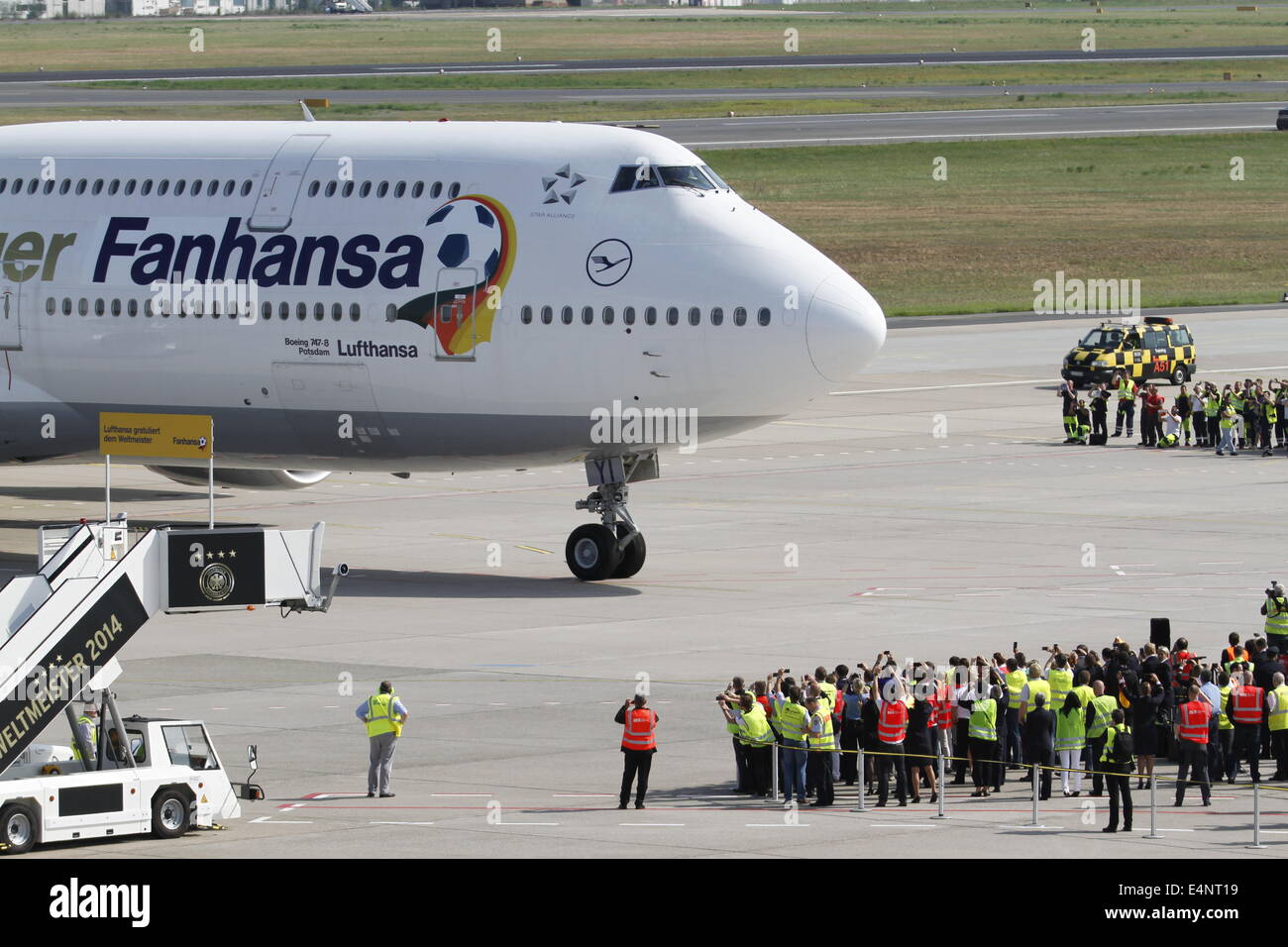 Berlino, Germania. Il 15 luglio 2014. Il team nazionale tedesco terre a Berlino-Tegel. La macchina speciale Lufthansa Boeing 747-8 con numero di volo LH 2014, proviene direttamente da Rio de Janeiro. Credito: Simone Kuhlmey/Pacific Press/Alamy Live News Foto Stock