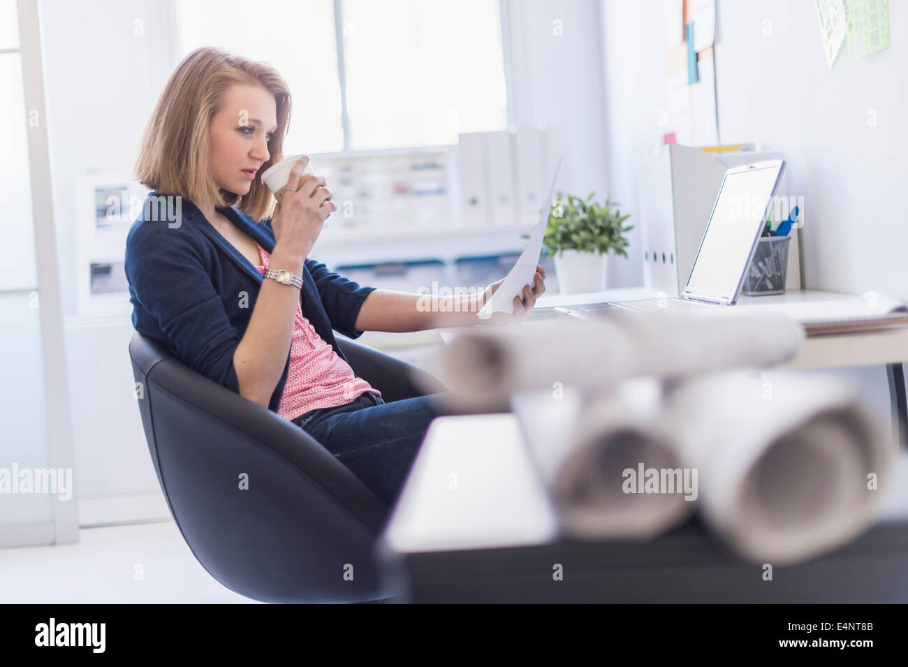 Vista laterale del business donna in office Foto Stock