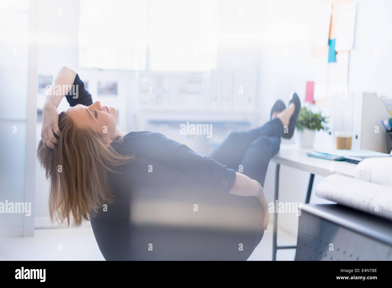 Business donna rilassante in ufficio Foto Stock