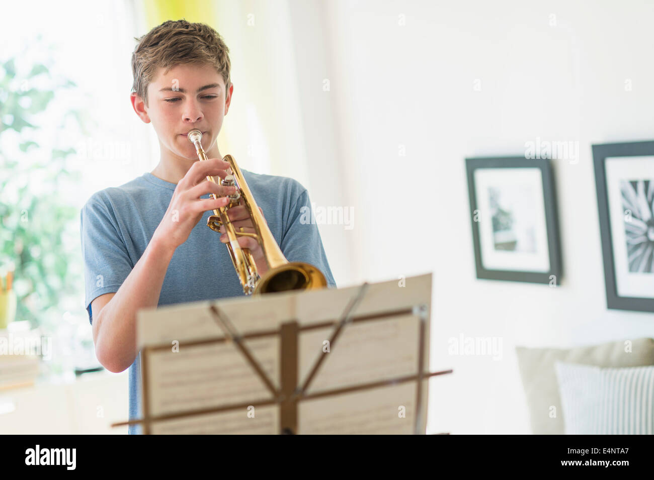 Ragazzo adolescente (16-17) suonare la tromba Foto Stock