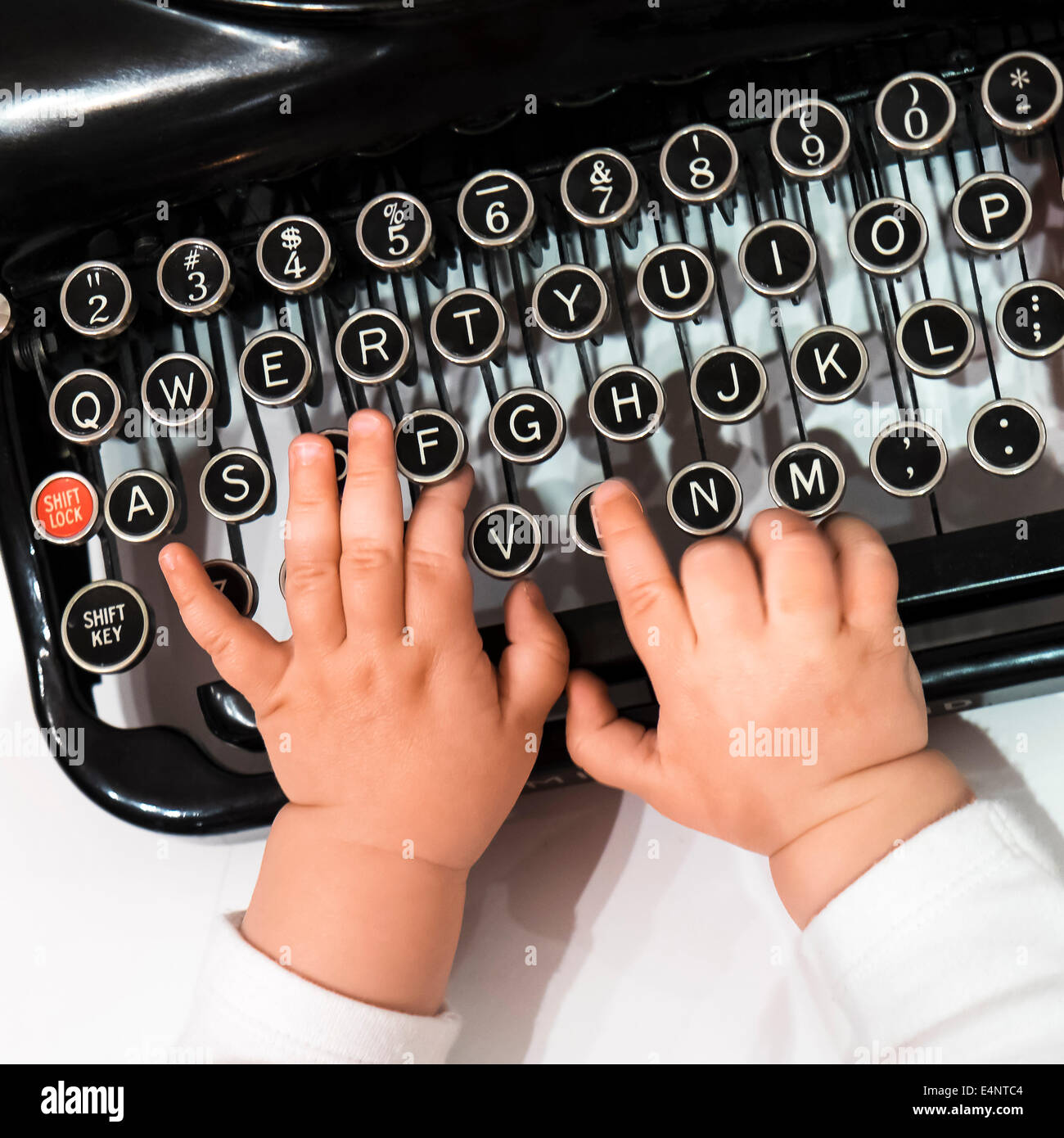 Studio shot dei neonati (6-11 mesi) mano toccando i nastri inchiostratori per macchine da scrivere Foto Stock