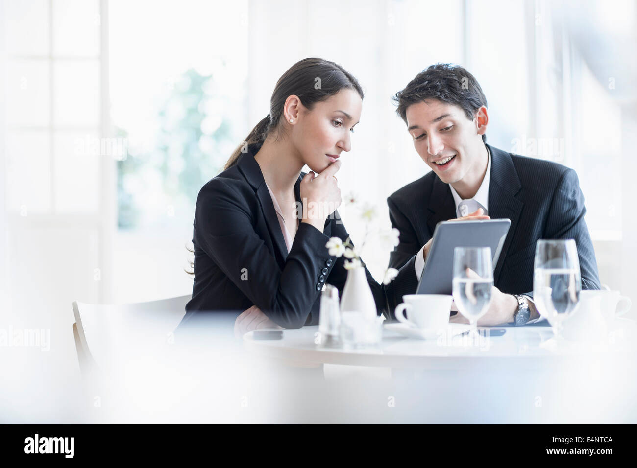 Donna e uomo al pranzo di lavoro Foto Stock