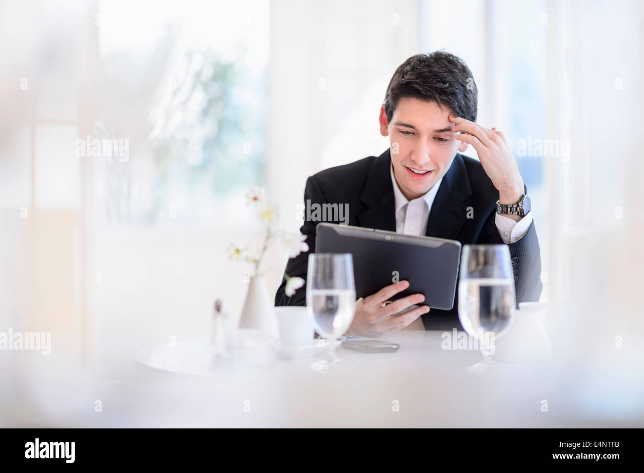 Ritratto di uomo d affari con tavoletta digitale nel ristorante Foto Stock