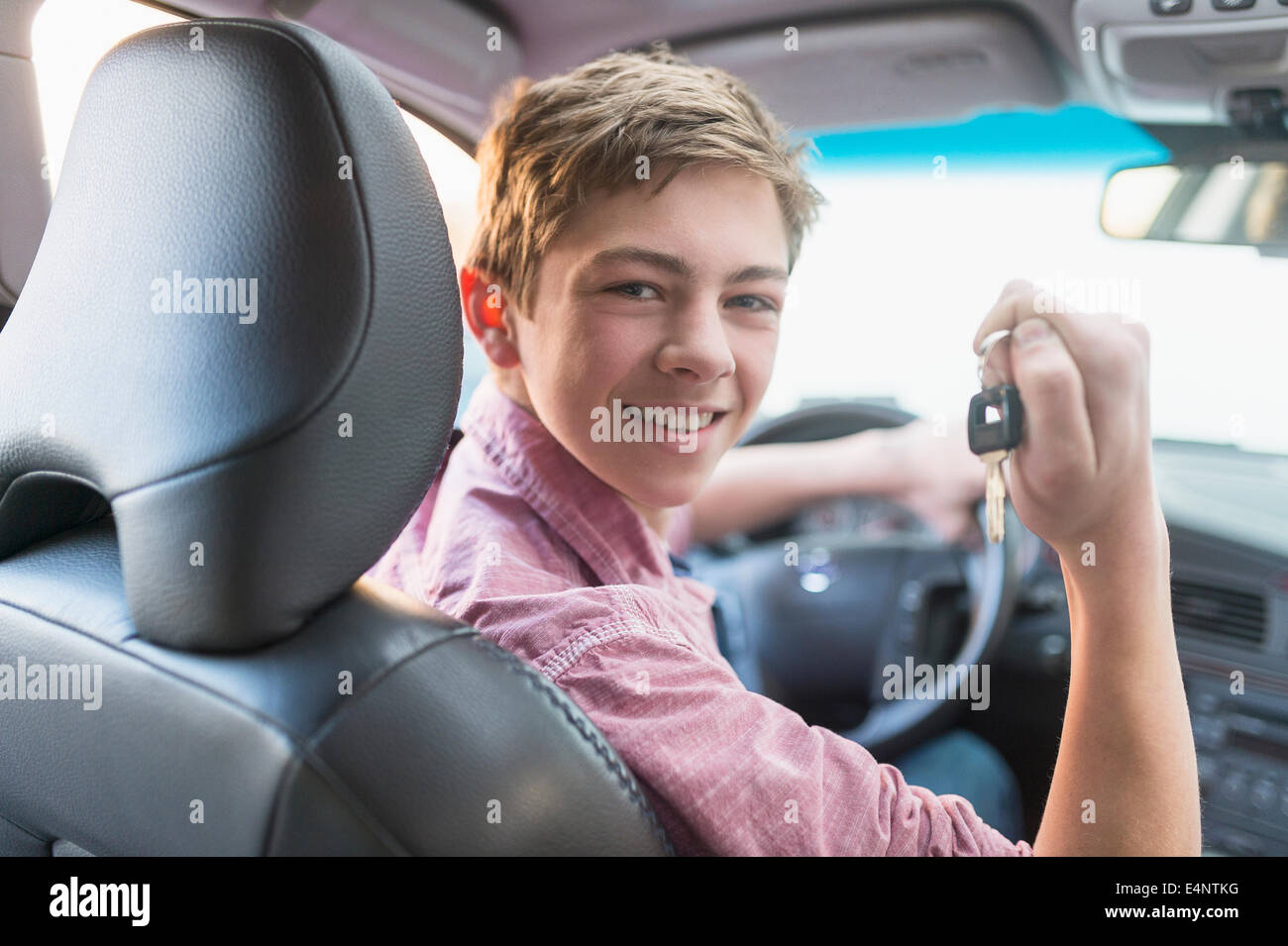 Ragazzo adolescente (16-17) che guida la sua prima auto Foto Stock