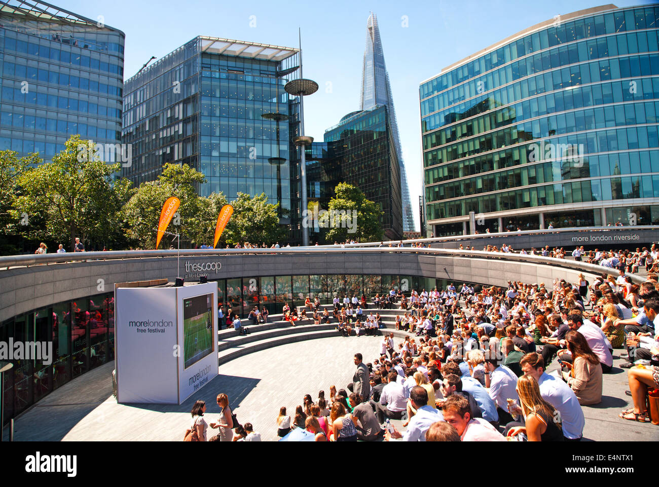 Wimbledon Tifosi si riuniscono per guardare live tennis su un gigantesco schermo LCD come parte del più London free festival,Centre Court,Londra,UK Foto Stock