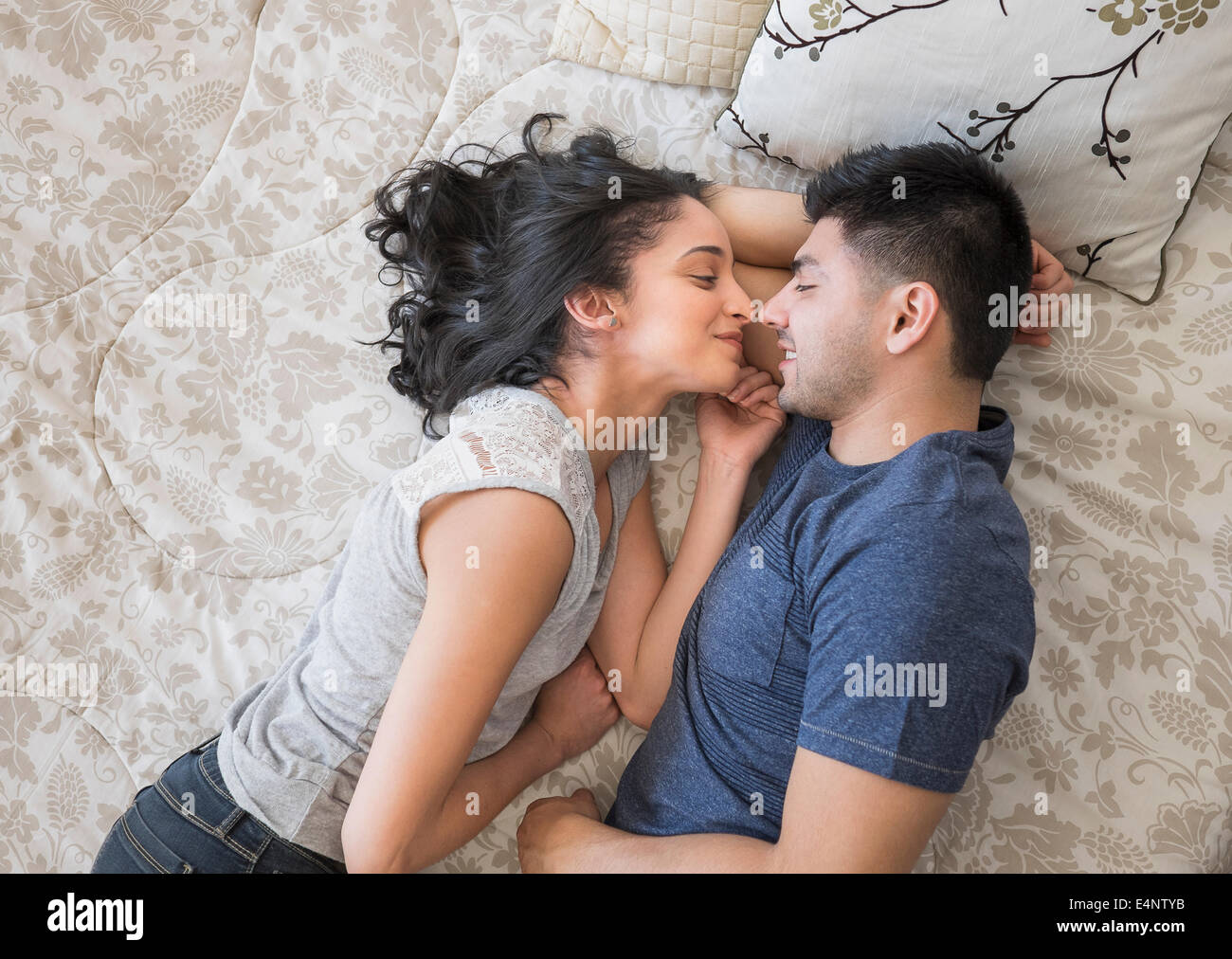 Coppia giovane sdraiato sul letto Foto Stock