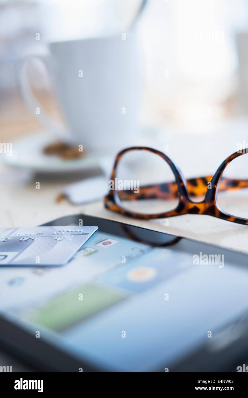 Ravvicinata di una carta di credito sulla tavoletta digitale Foto Stock Ravvicinata di una carta di credito sulla tavoletta digitale Foto Stock