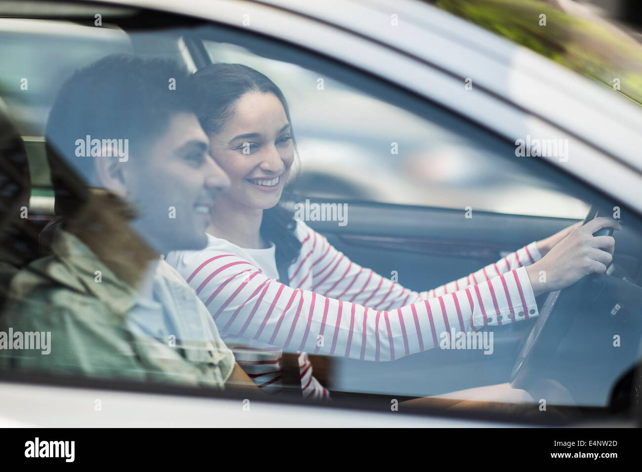 Coppia giovane viaggiando in auto Foto Stock