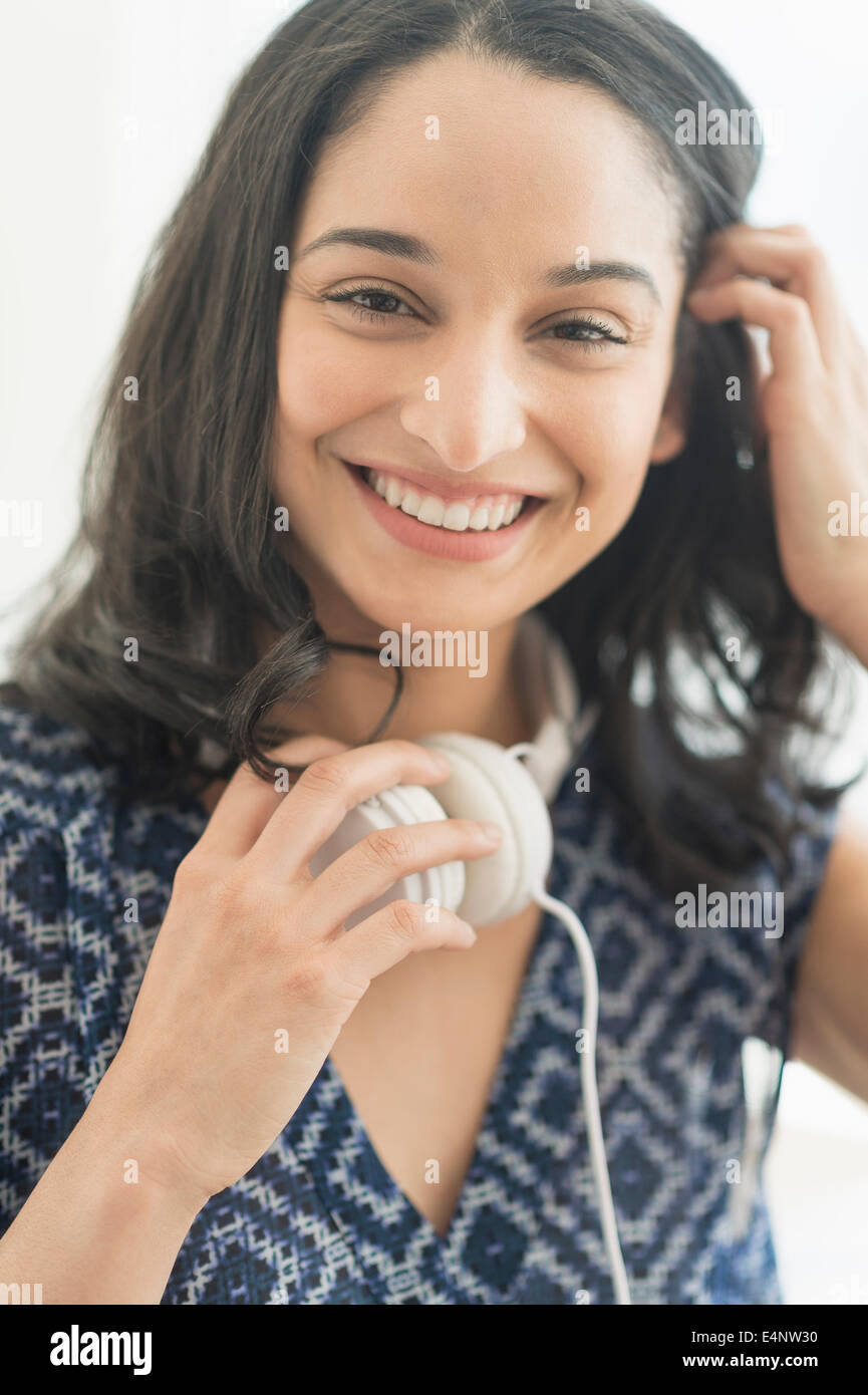 Ritratto di sorridente giovane donna con le cuffie Foto Stock