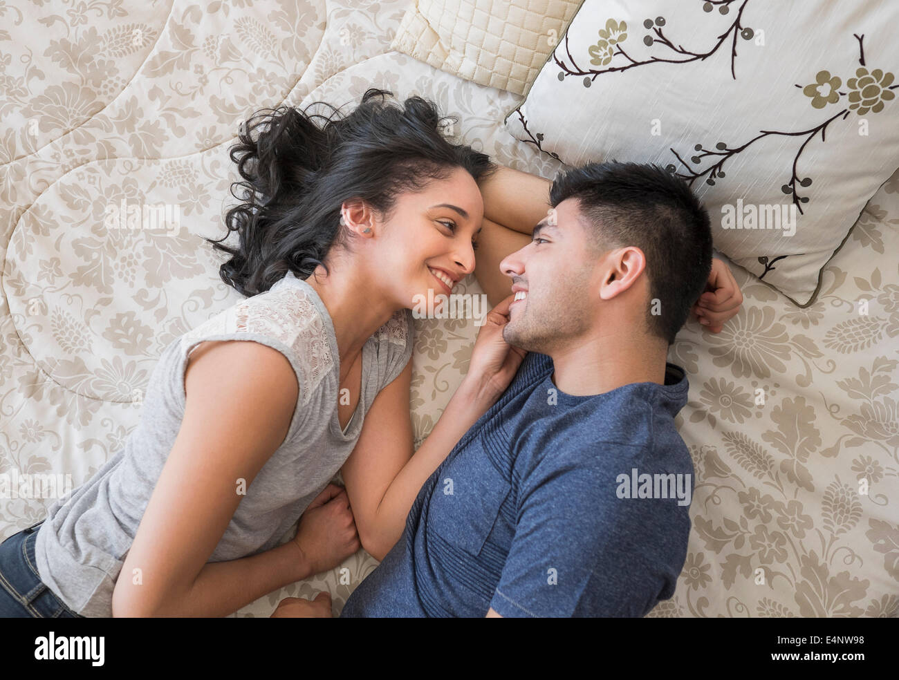 Coppia giovane sdraiato sul letto Foto Stock