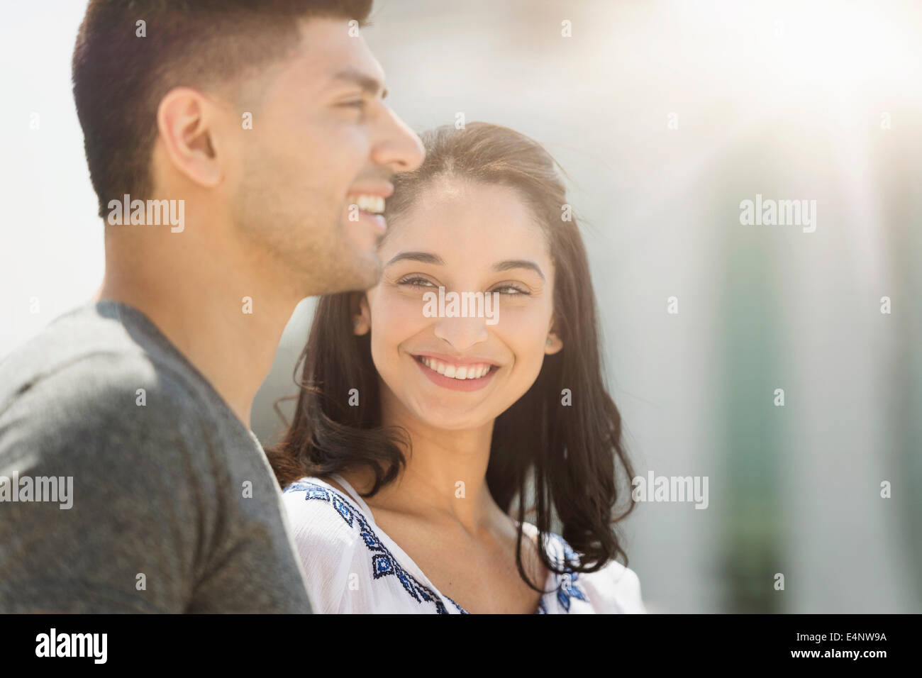 Coppia giovane sorridente nella luce solare Foto Stock