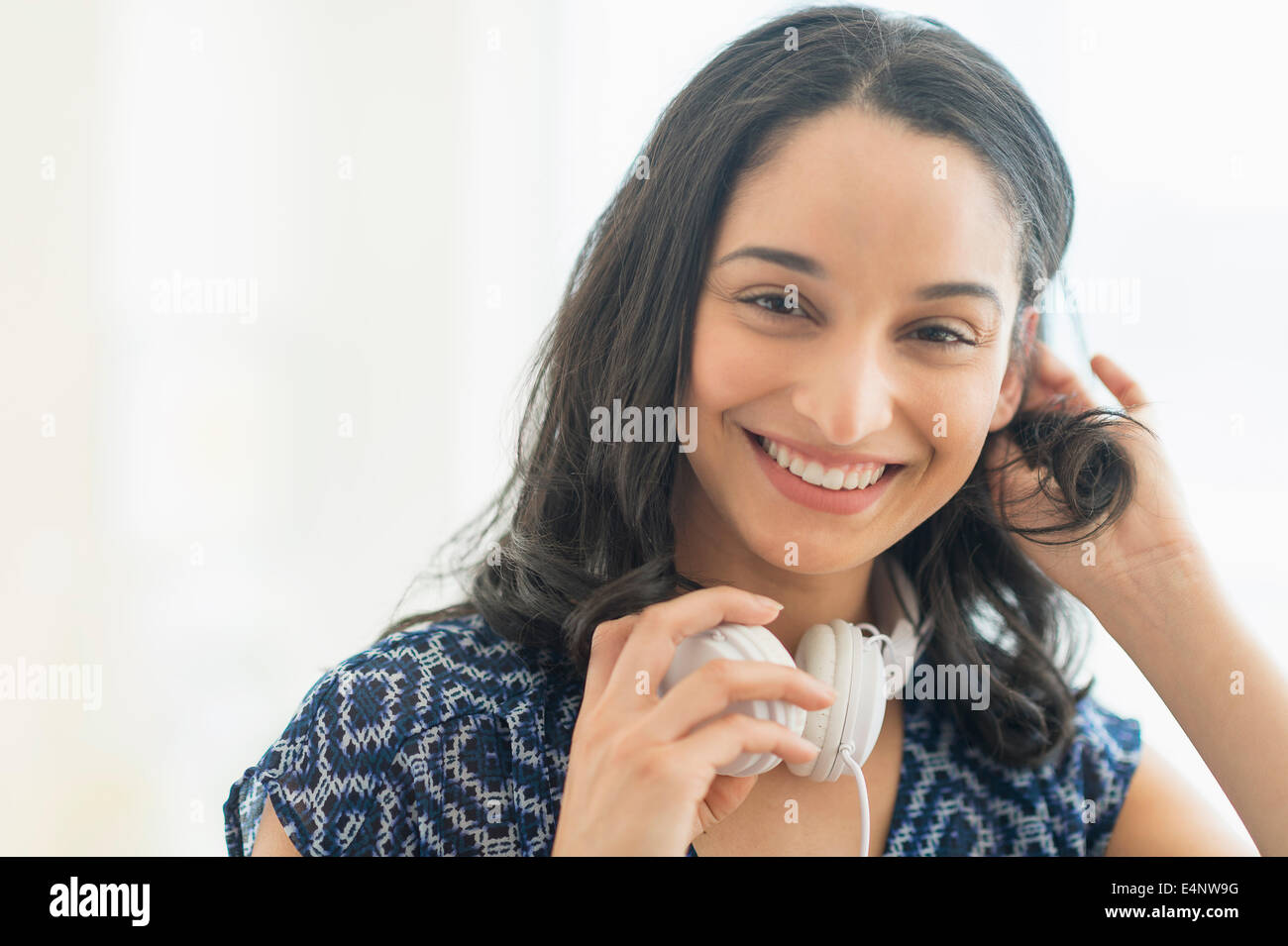 Ritratto di sorridente giovane donna con le cuffie Foto Stock