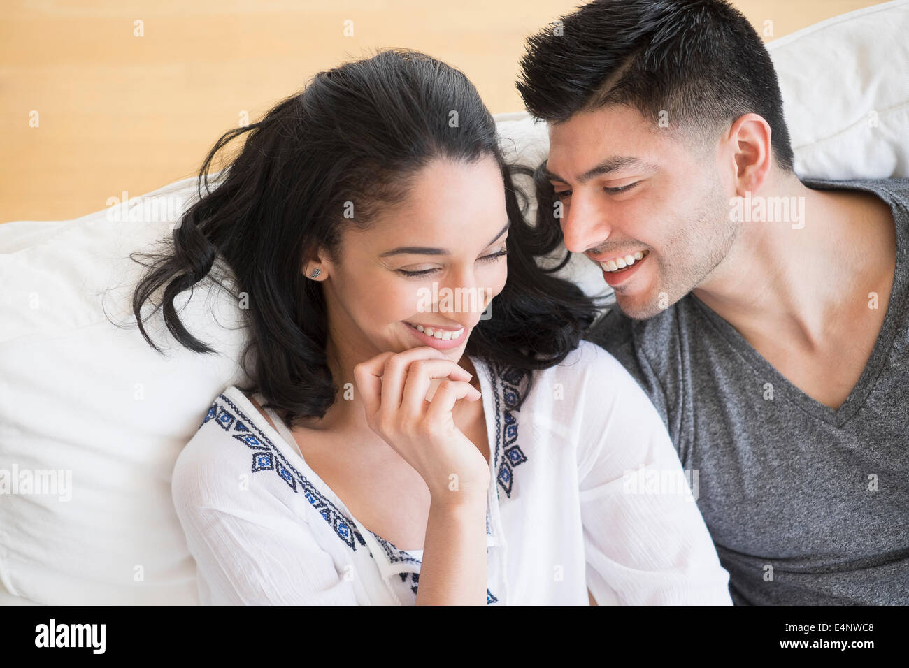 Felice coppia giovane sul divano Foto Stock
