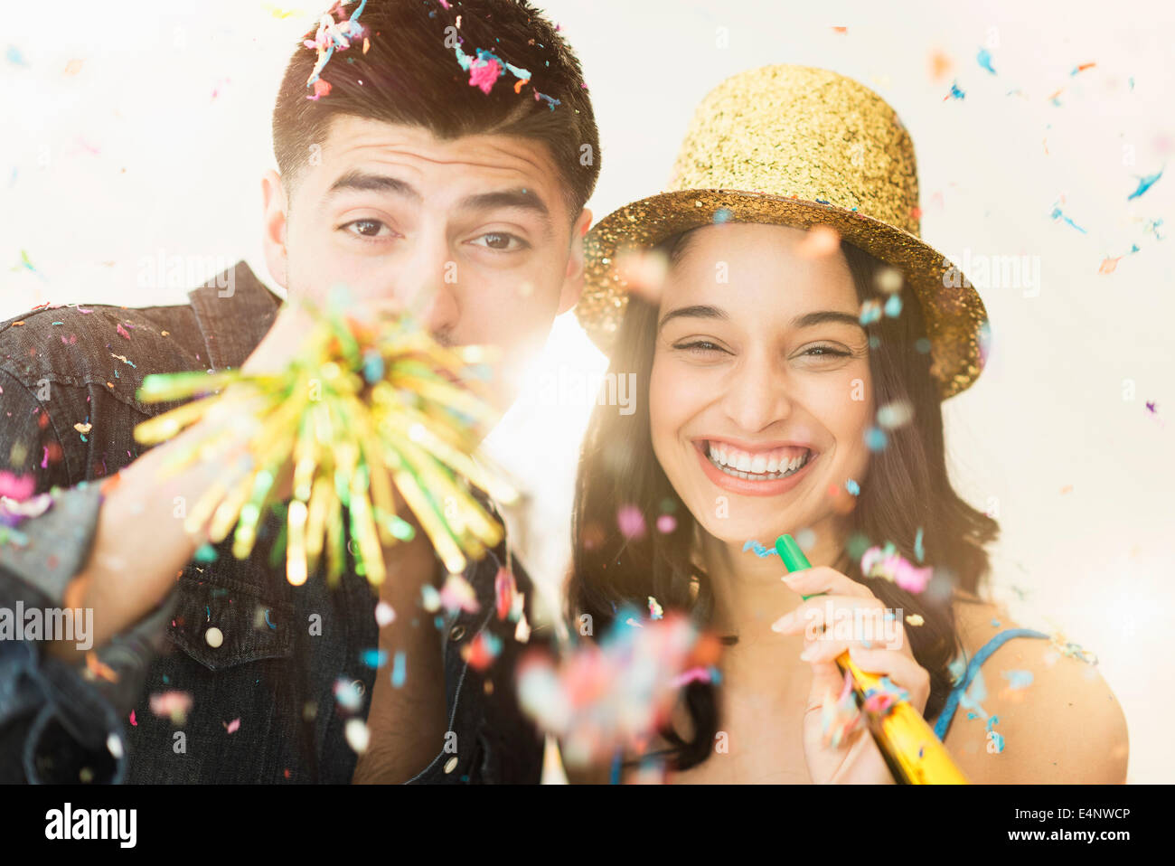 Coppia giovane per celebrare il capodanno Foto Stock