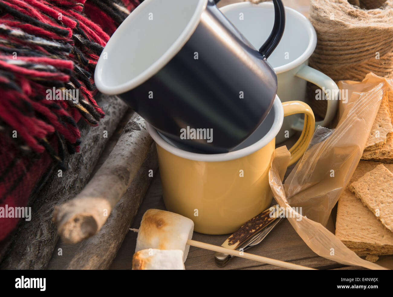 Studio shot marshmallows, tazze e graham cracker Foto Stock