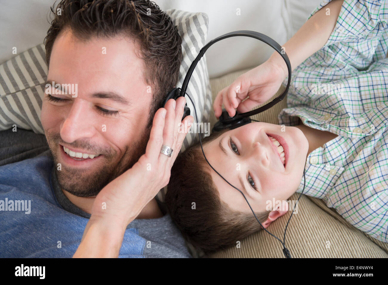 Padre ascoltando la musica con il figlio (8-9) Foto Stock