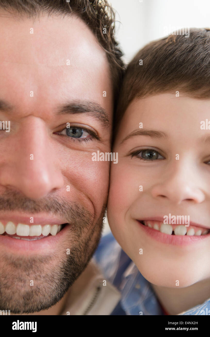 Close-up di felice padre e figlio (8-9) Foto Stock