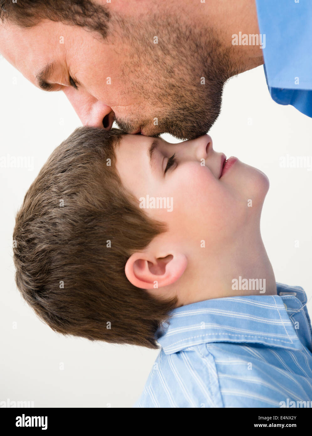 Padre baciare figlio (8-9) Foto Stock
