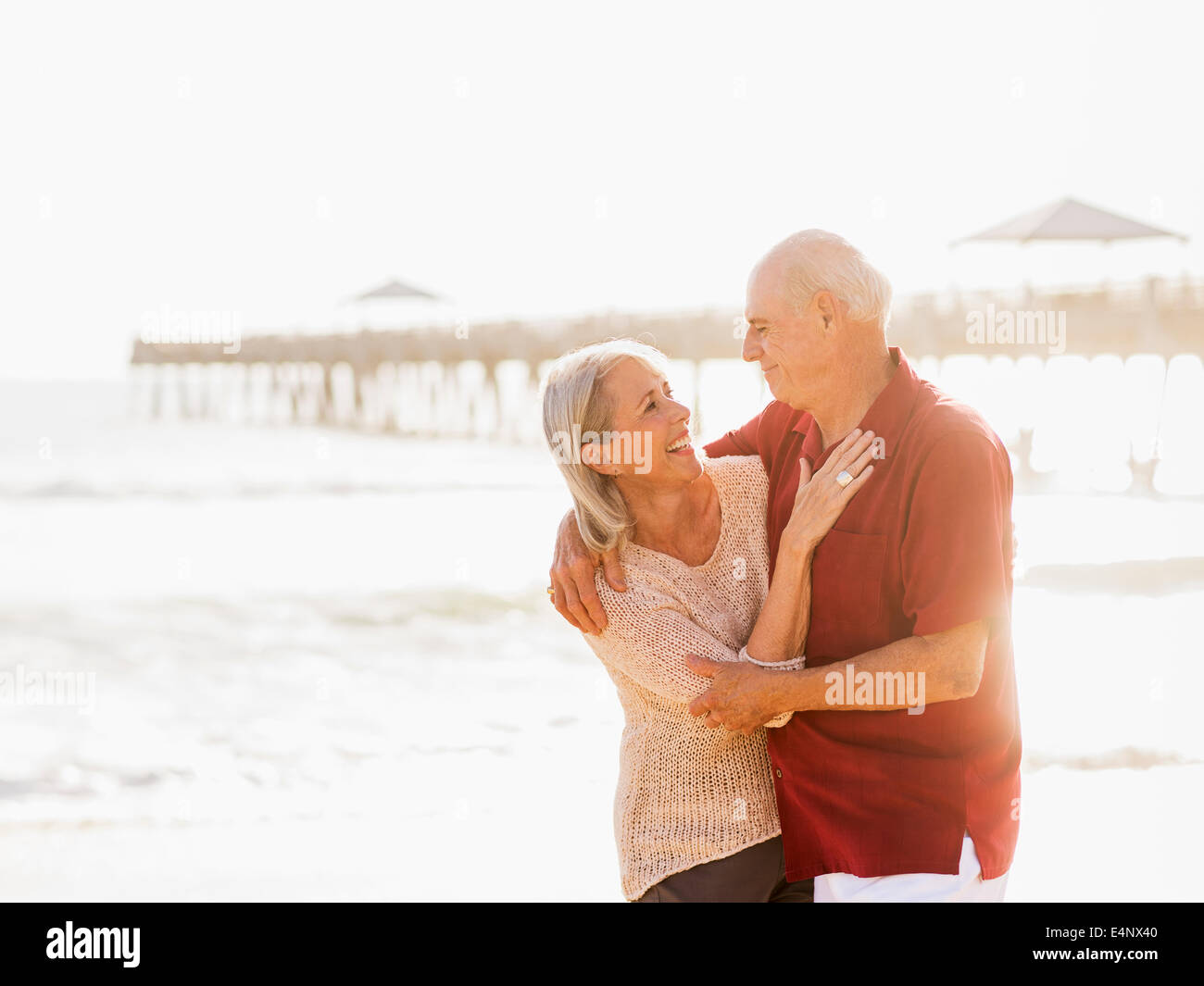 Stati Uniti d'America, Florida, Giove, coppia Senior abbracciando sulla spiaggia Foto Stock