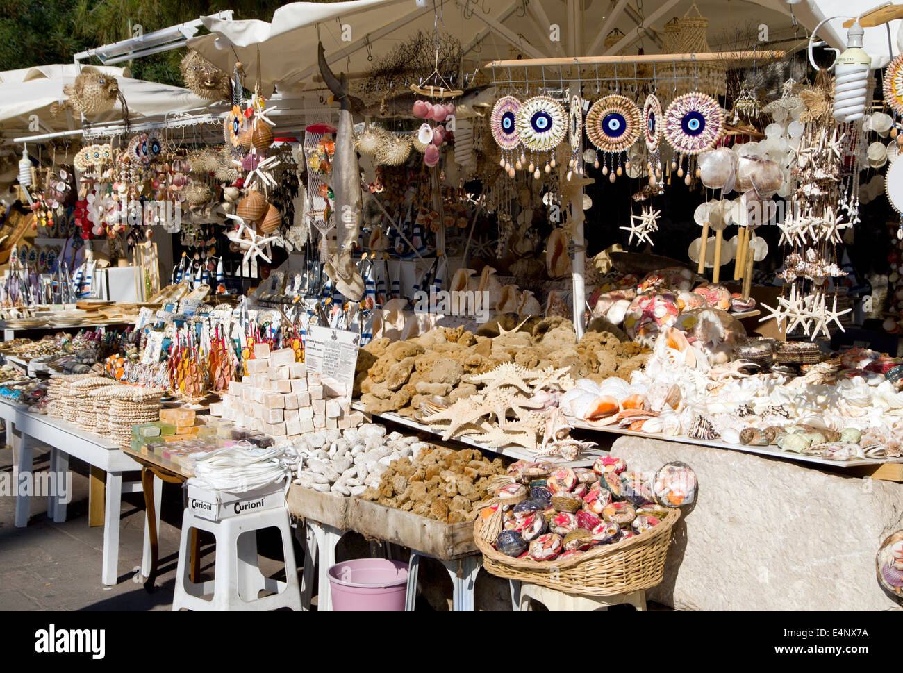 Negozio di souvenir che vende diversi articoli fatti da creature del mare, bodrum, Turchia, Asia. Foto Stock