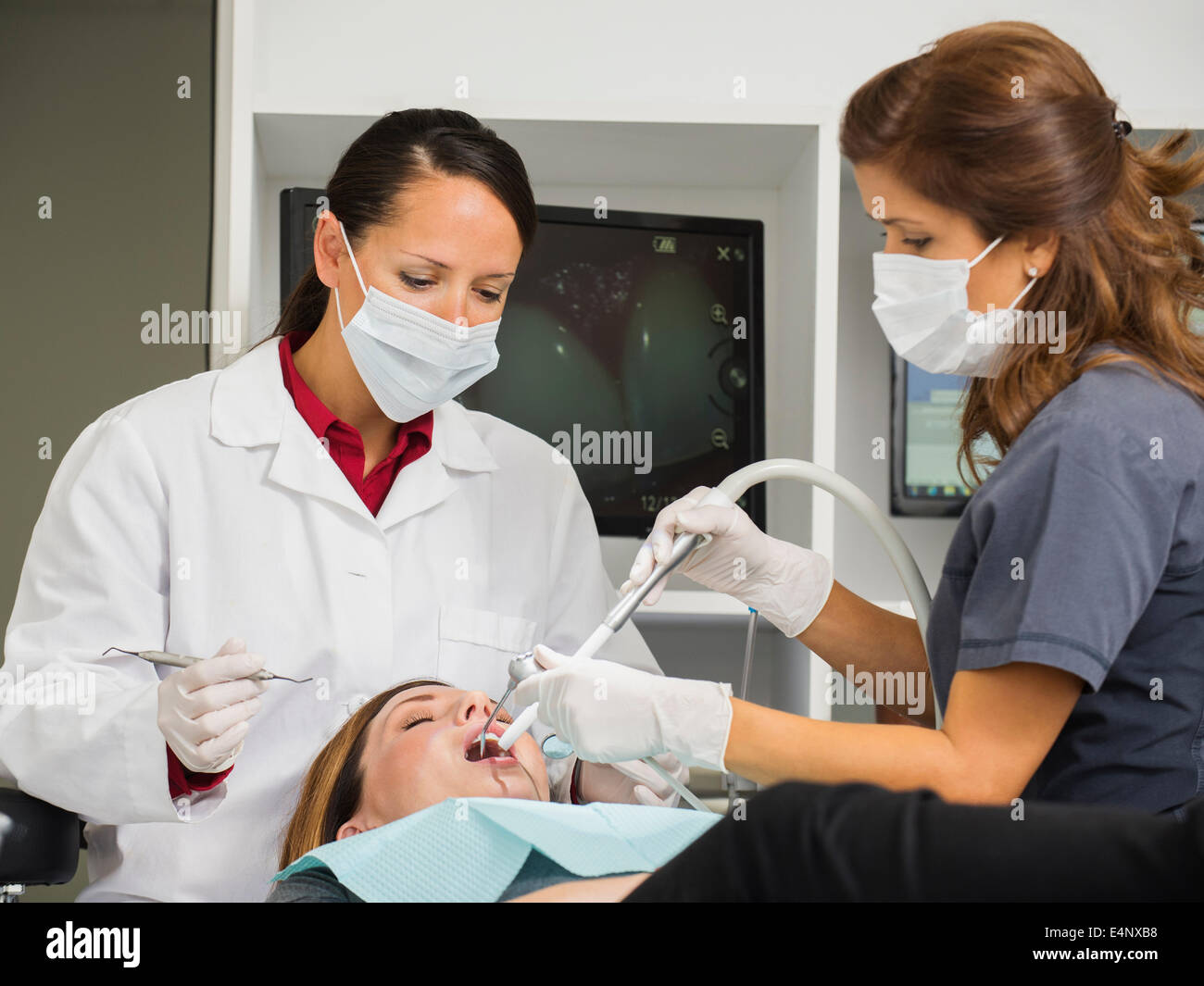 Dentista intervento sul paziente Foto Stock