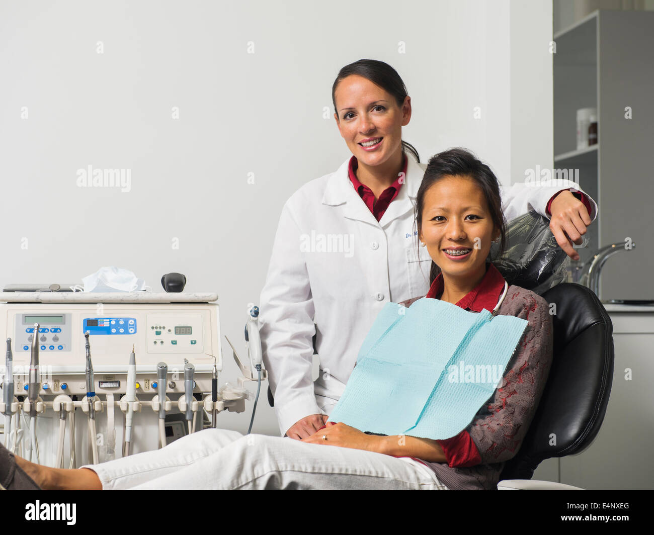 Ritratto di dentista con paziente Foto Stock