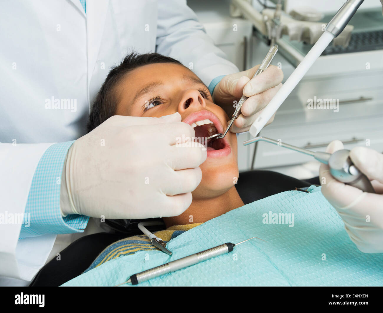 Ragazzo (10-11) essendo trattate in studio dentistico Foto Stock