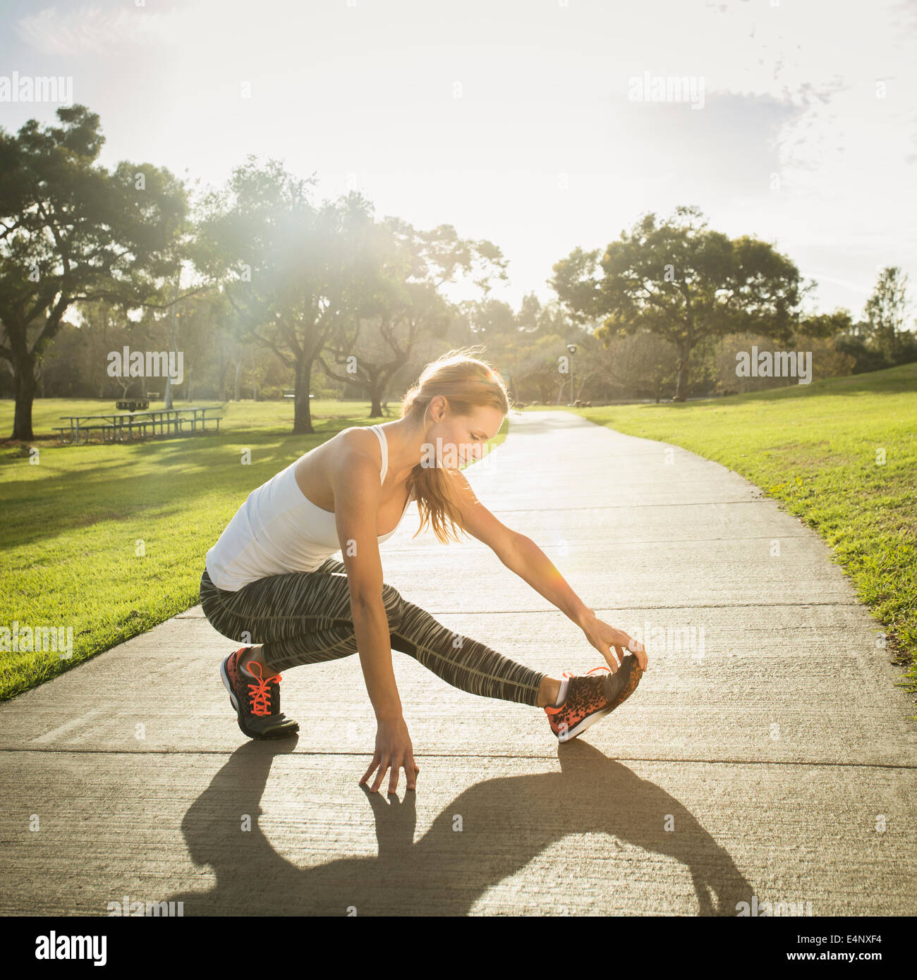 Stati Uniti, California, Irvine, Donna stretching in posizione di parcheggio Foto Stock