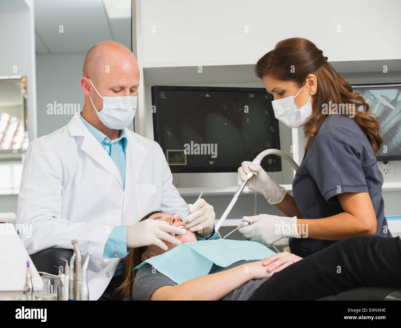Dentista intervento sul paziente Foto Stock