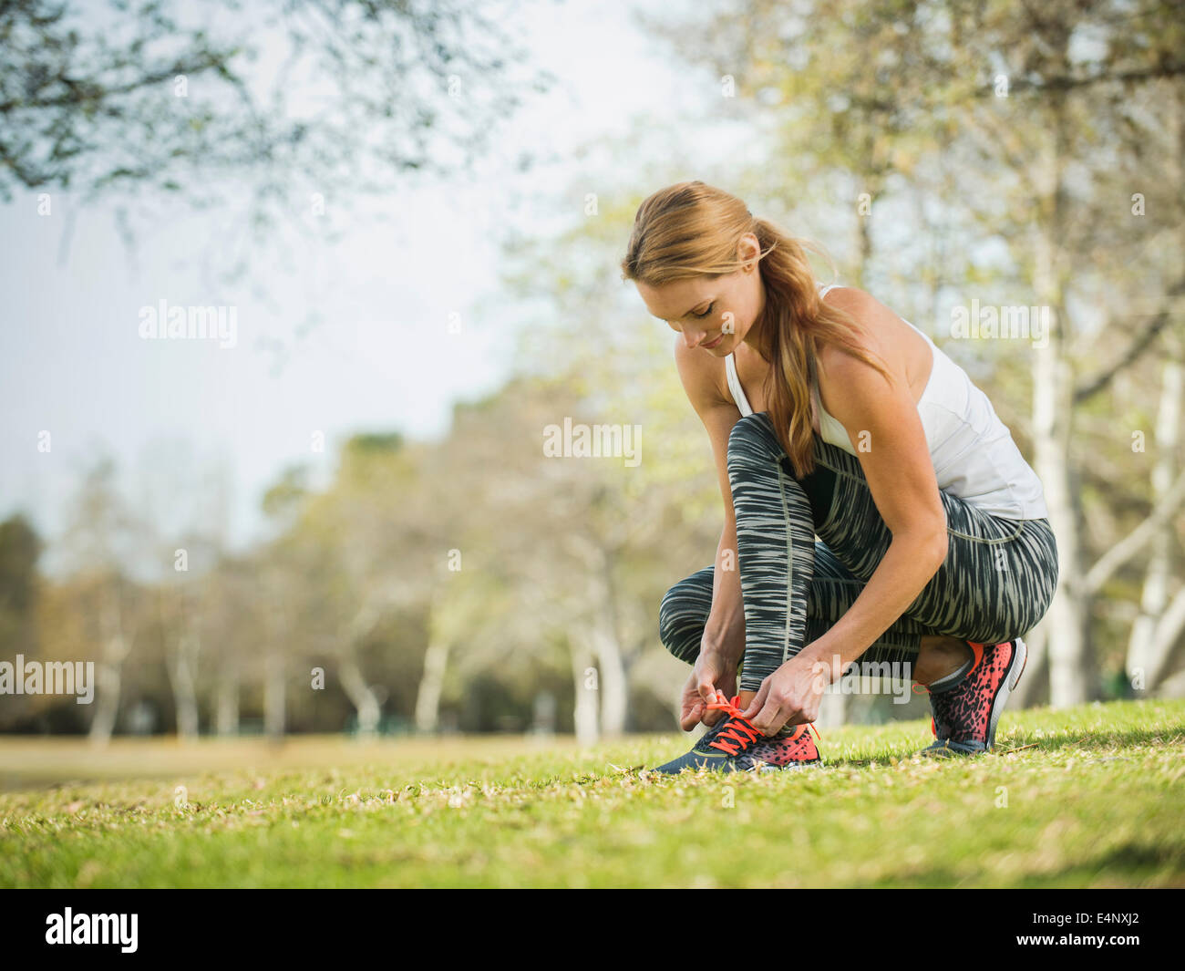 Stati Uniti, California, Irvine, donna nel parco di scarpa di legatura Foto Stock