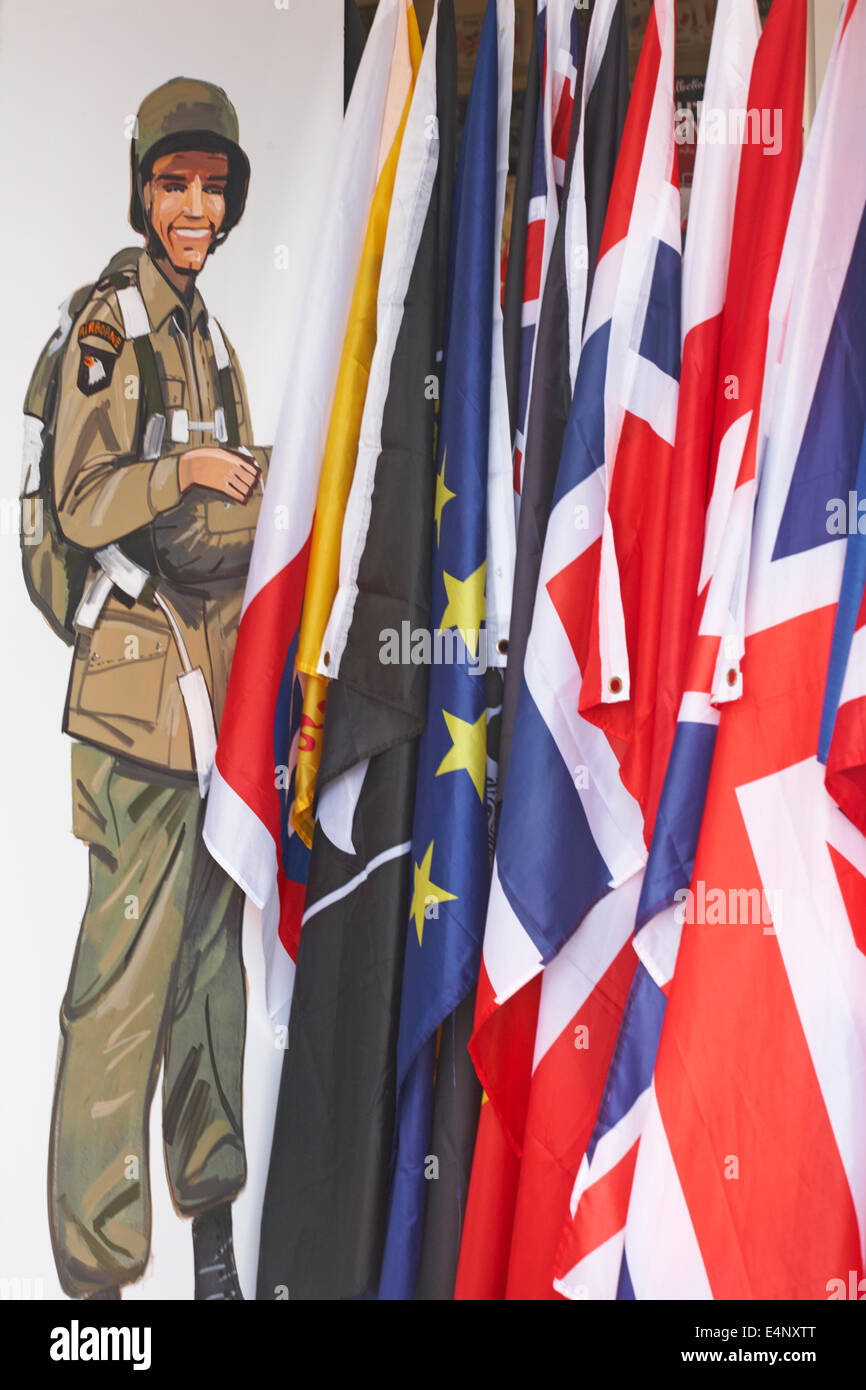 Soldato e bandiere al Musee du Debarquement D Day Museum di Arromanches, Normandia, Francia Foto Stock